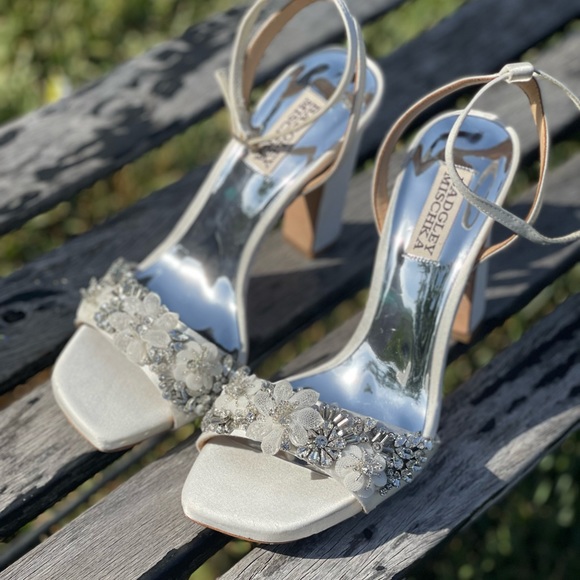 - Badgley Mischka Alexa Rhinestone flower ornament white satin embellished…8.5 - Picture 8 of 16